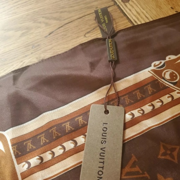 NWT 100 % Silk Hand Rolled Louis Vuitton Wrap - Picture 2 of 3